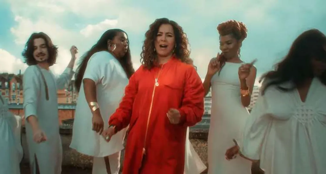 Chimène Badi dans le clip de "Noir c'est noir"