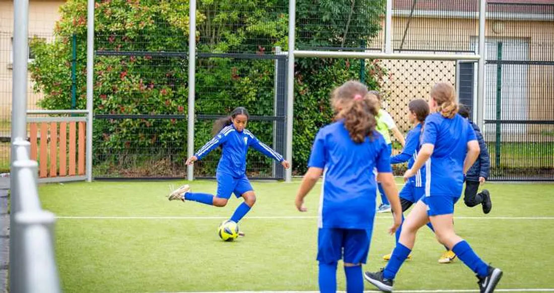 Jeunes au city-stade