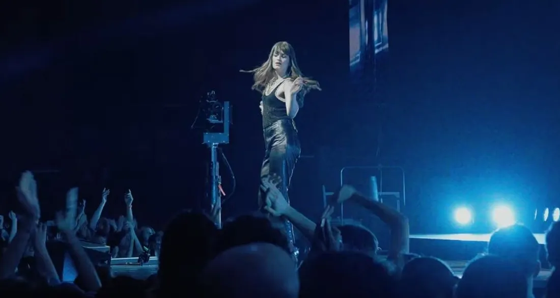 Clara Luciani dans le clip de "Courage"