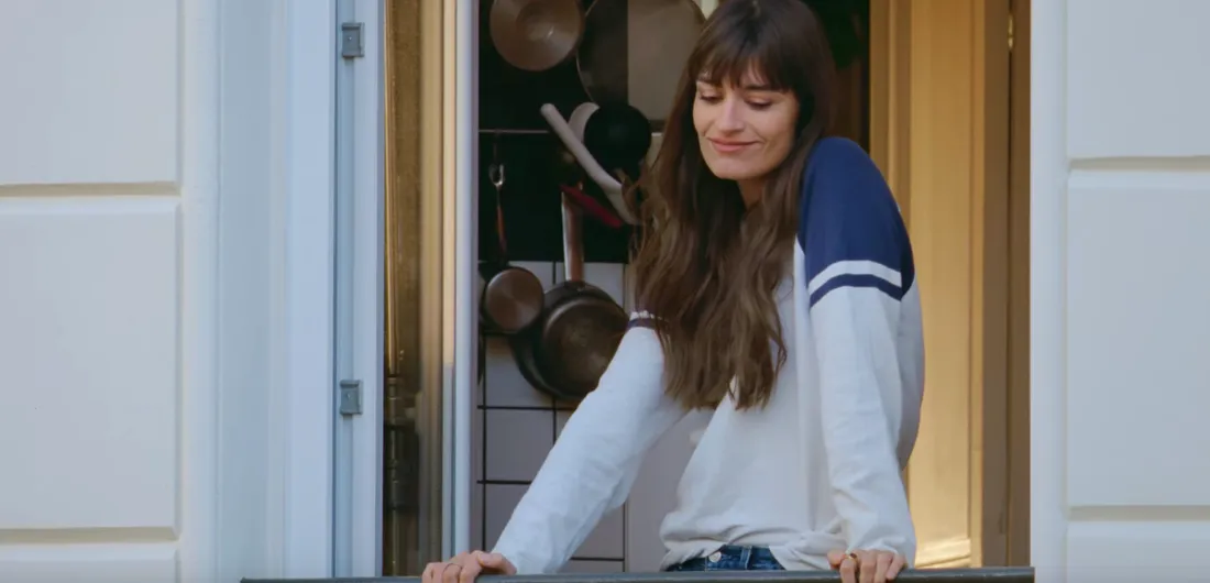 Clara Luciani dans le clip de "Cette vie"