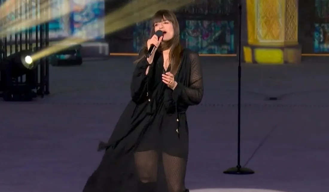 Clara Luciani chante sur le parvis de Notre-Dame