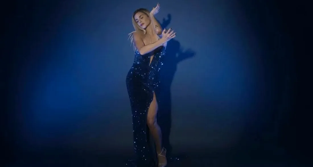 Clara Morgane dans le clip de "Et bleu"