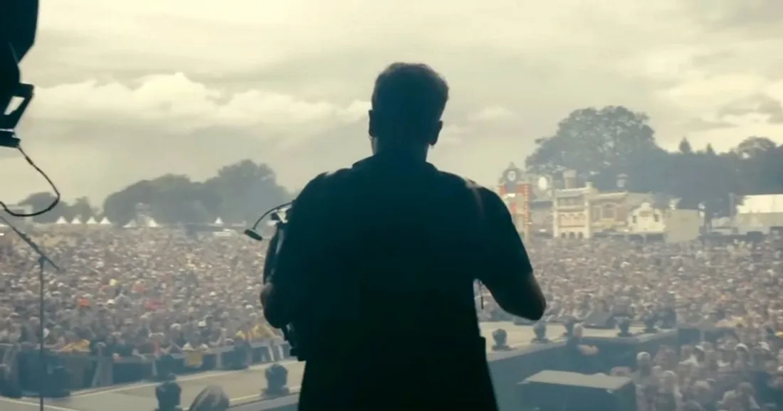 Claudio Capéo dans le clip de "Les petites gens"