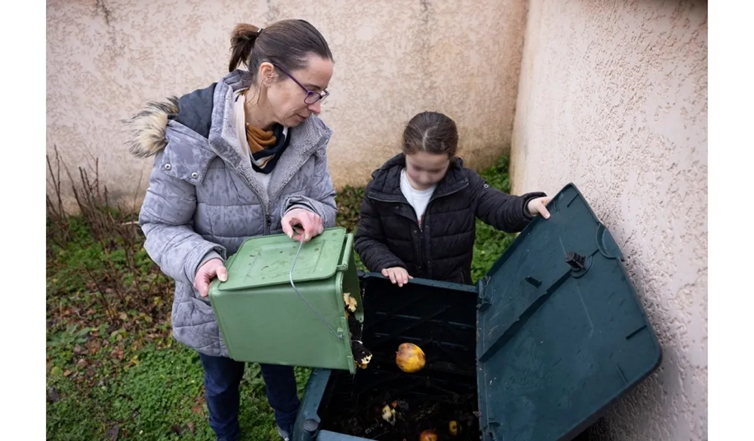 Famille utilisant un composteur