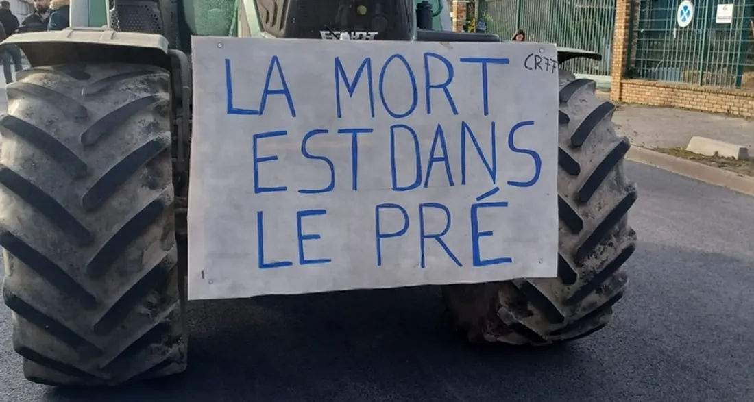 Tracteur avec affiche