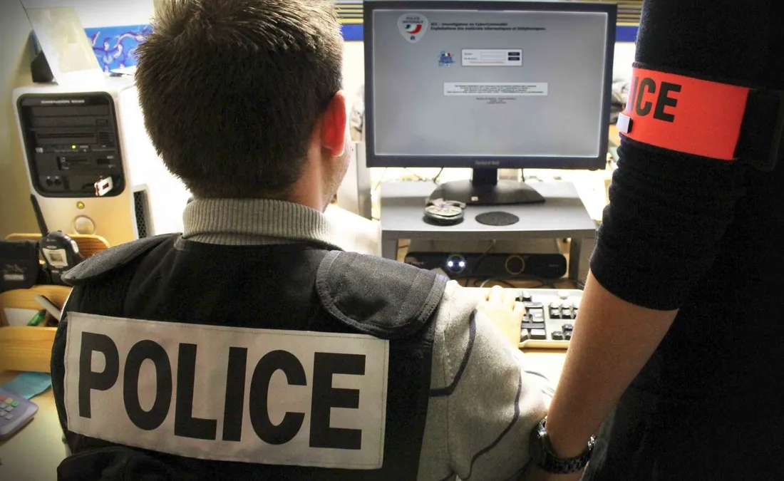 Policier luttant contre la cyber-criminalité