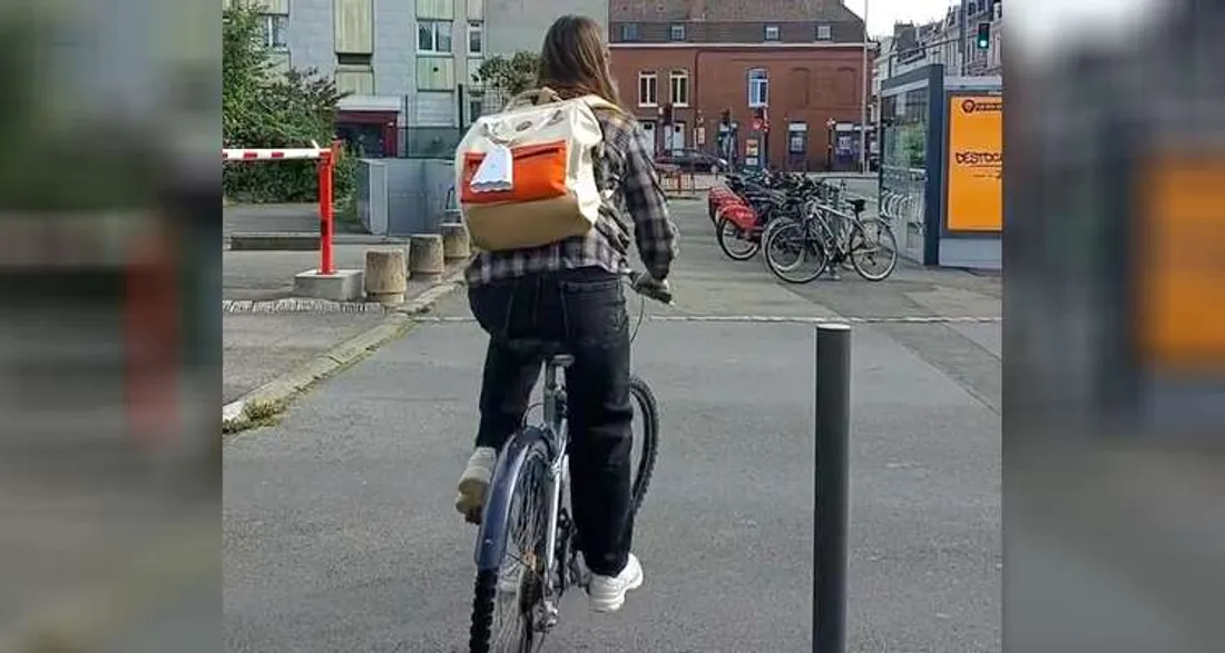 Cycliste avec un microcapteur sur son sac
