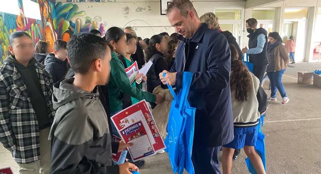 Distribution de livres aux CM2