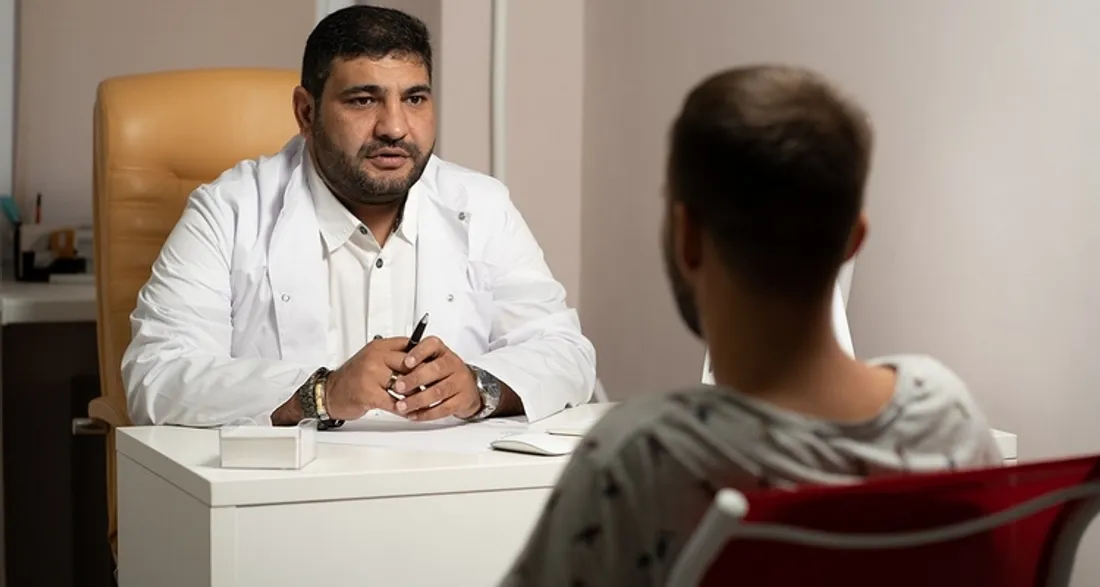 Jeune en consultation