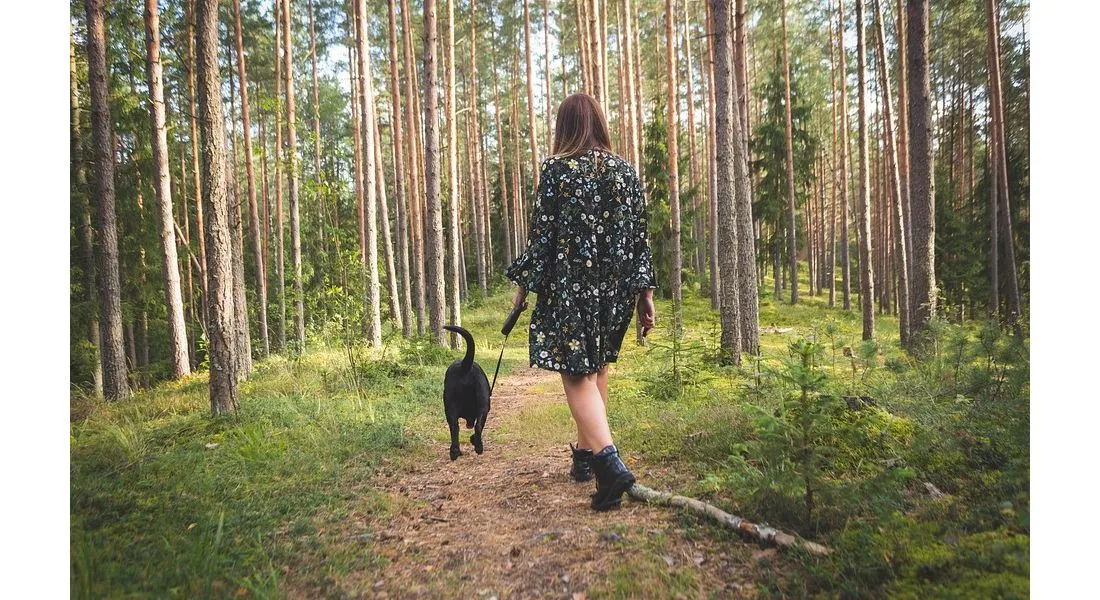 Femme qui promène son chien