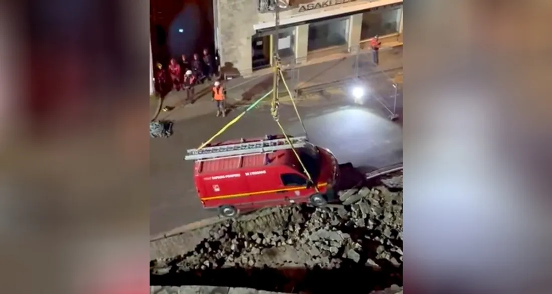 Véhicule récupéré après l'effondrement