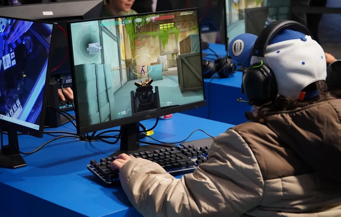 Jeune qui joue à un jeu vidéo