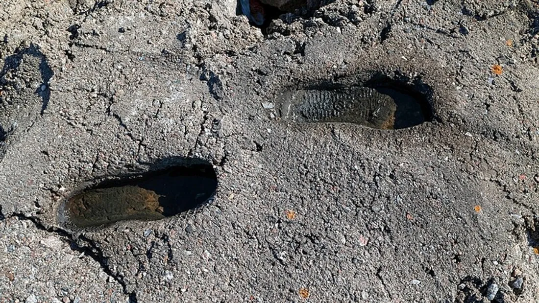 Empreintes de pas dans du ciment