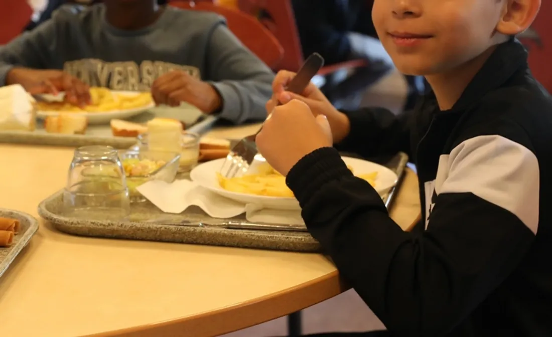 Enfant à la cantine