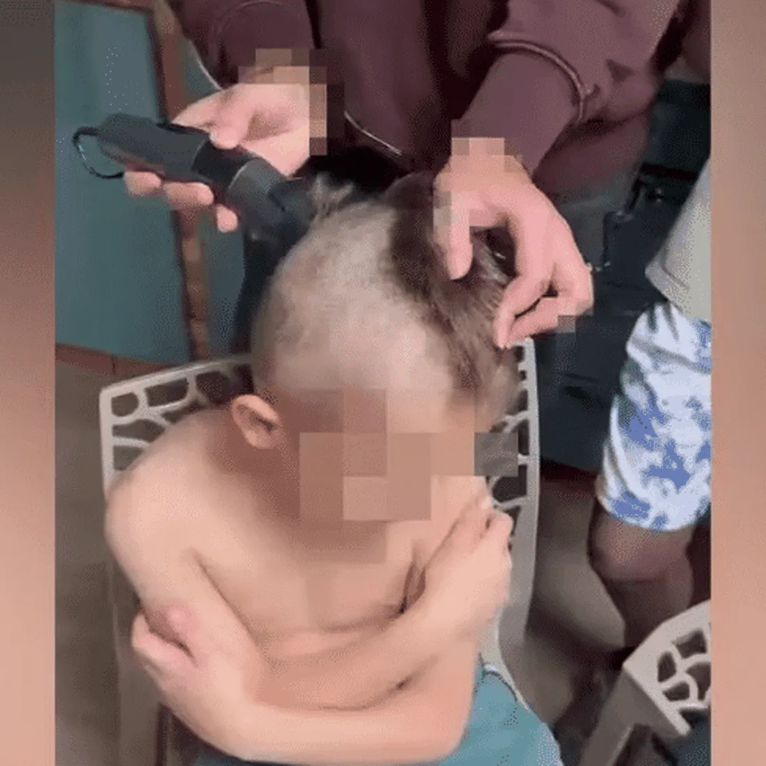 Un enfant se fait raser le crâne