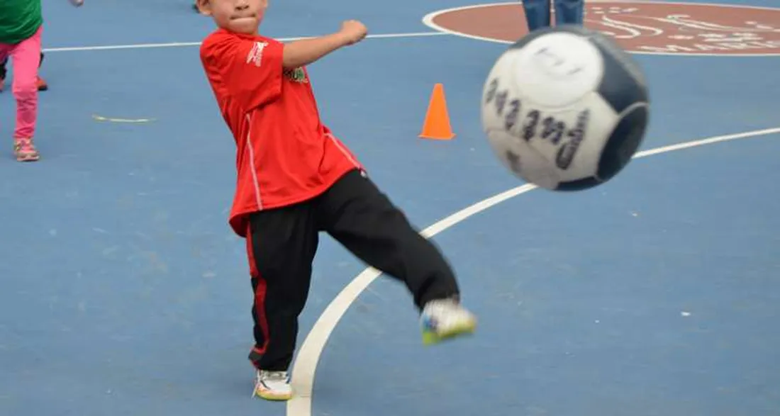 Enfant qui joue au foot.