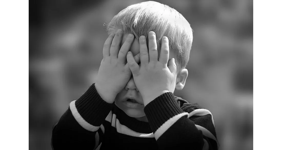 Enfant qui se cache les yeux