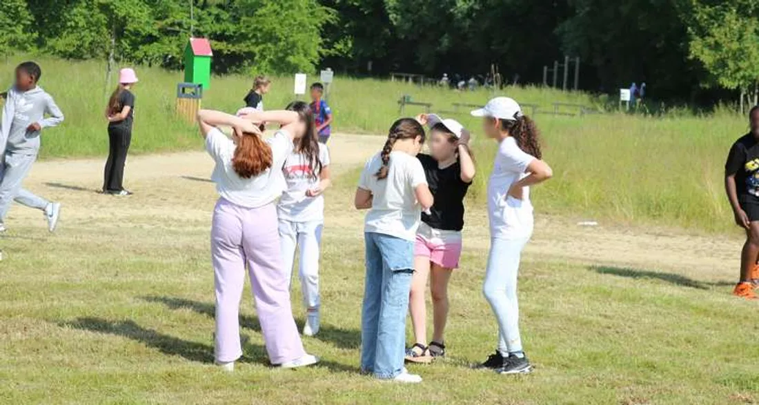 Jeunes participant à des ateliers sur l'environnement