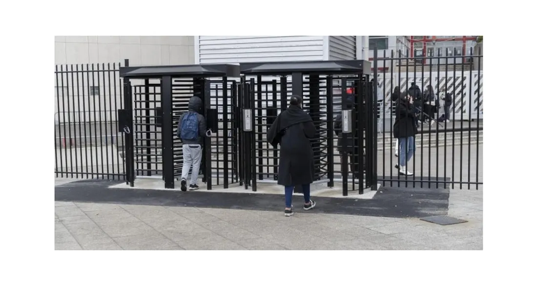 Entrée sécurisée d'un lycée 