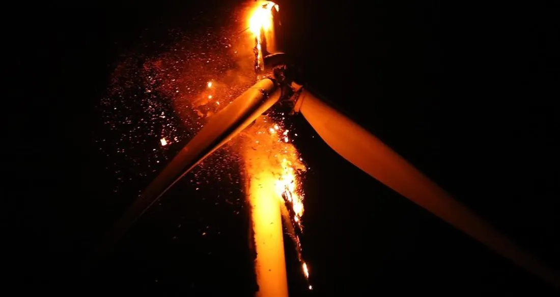 Éolienne en feu 