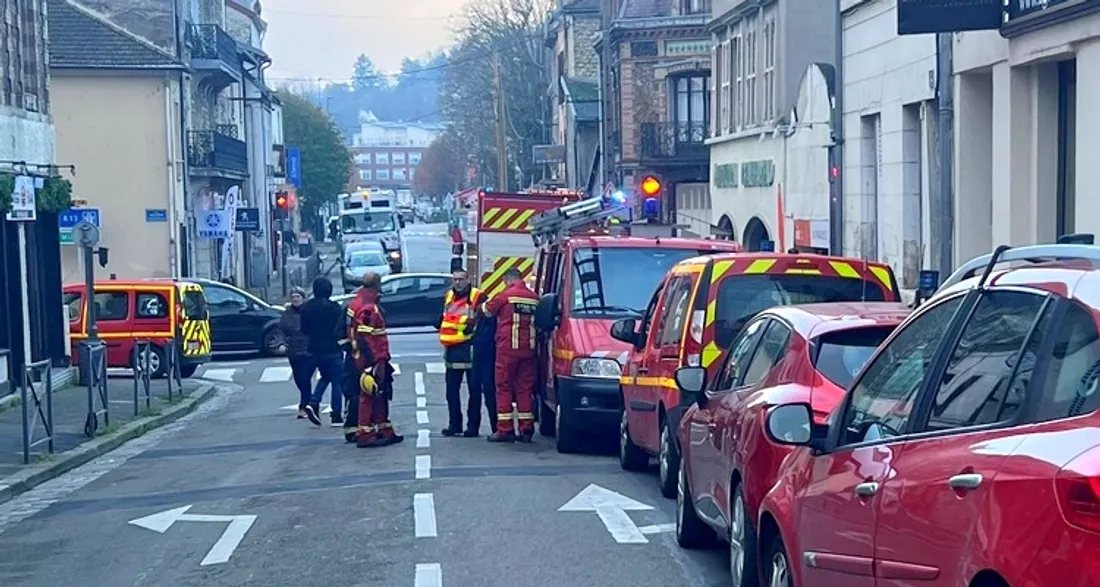 Des pompiers interviennent suite à une explosion