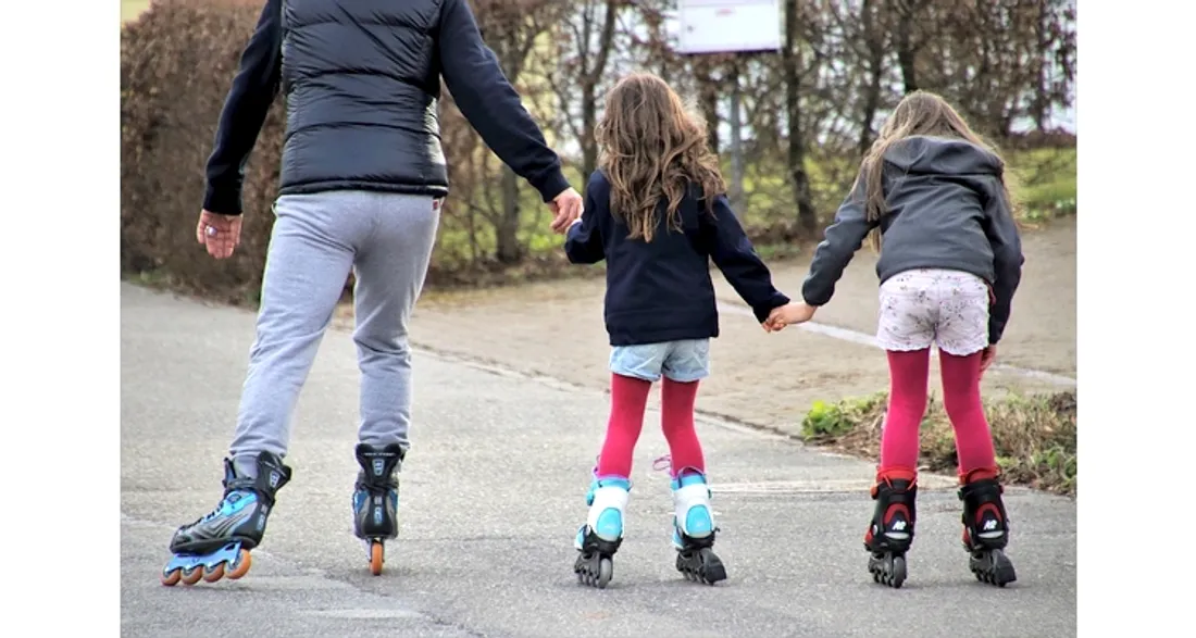 Famille qui fait du roller