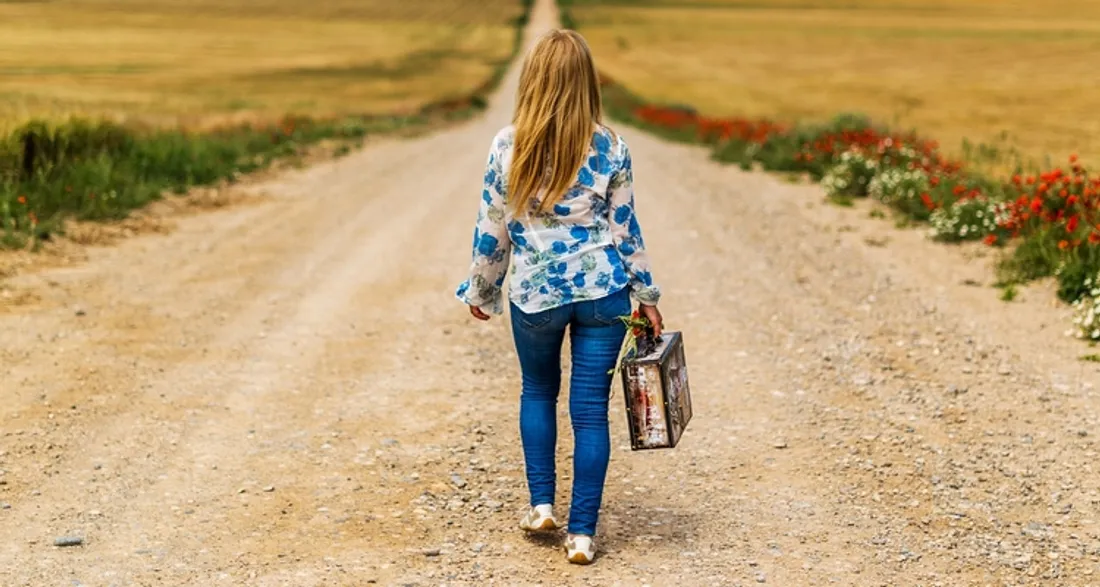Femme qui part seule avec sa valise. 