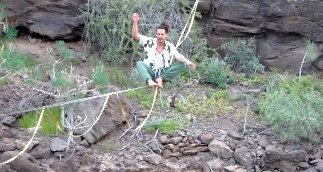 Flo Delavega au-dessus du vide