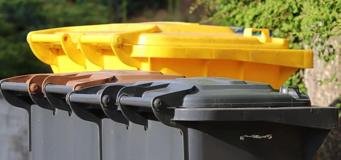 Poubelles grises et jaunes