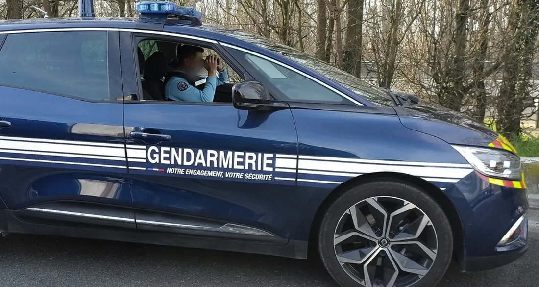 Gendarme avec ses jumelles