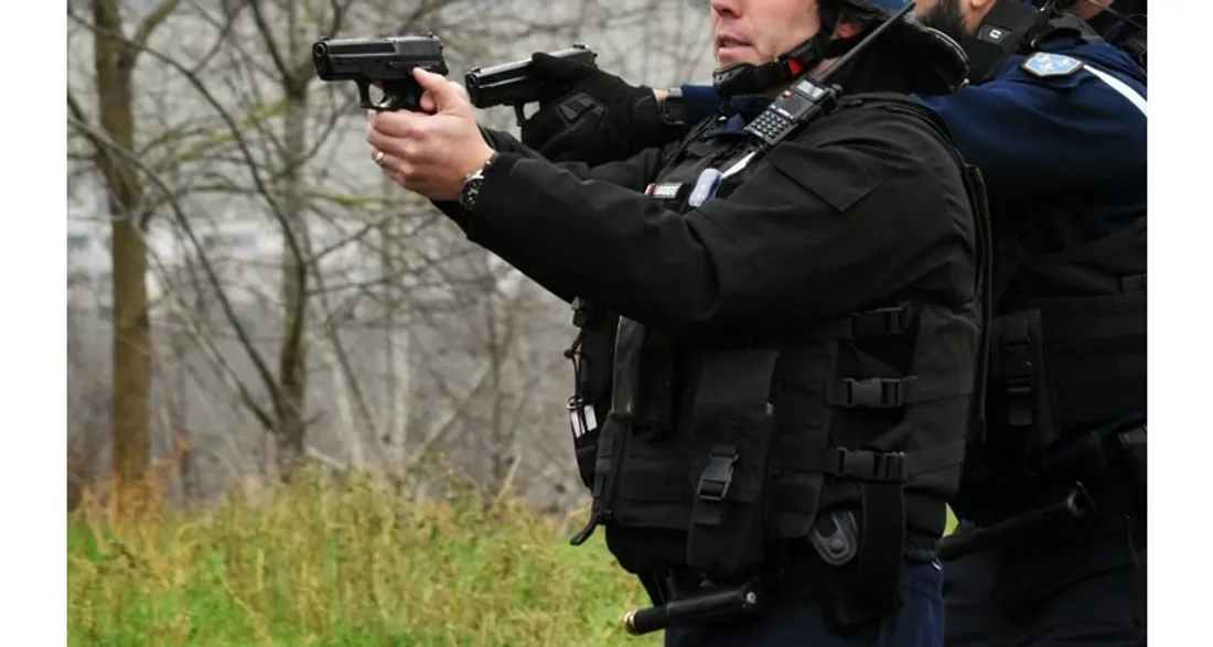 Gendarmes pointant leurs armes