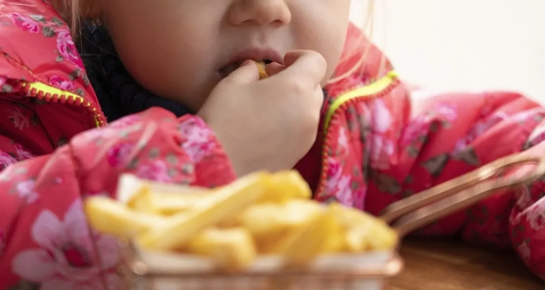 Enfant qui mange des frites