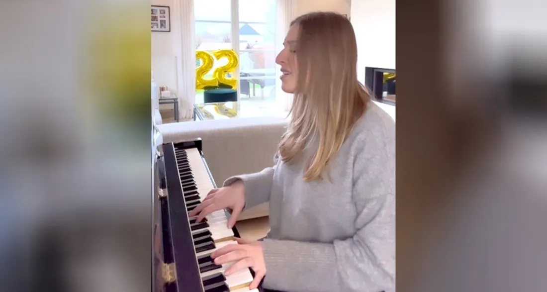 Héléna chante "Aimée pour de vrai"