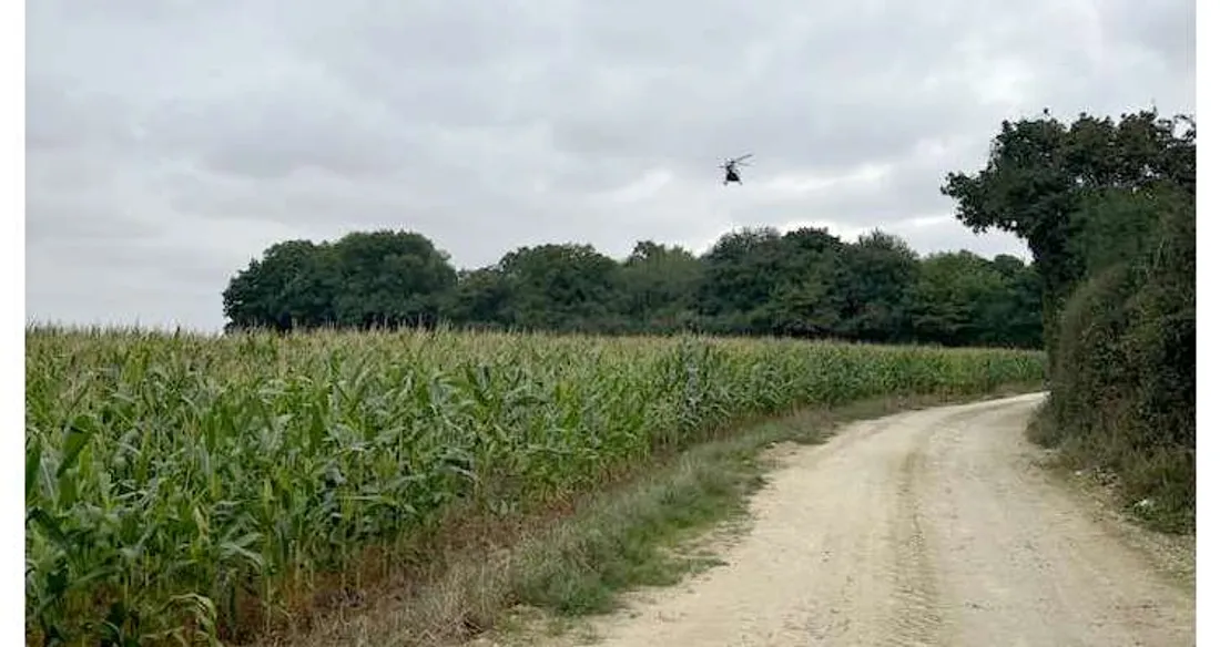 Hélicoptère survolant Frestoy-Vaux