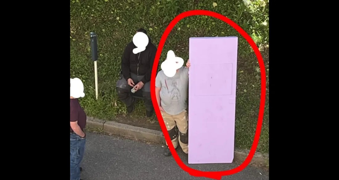 La porte a failli grièvement blesser une enseignante