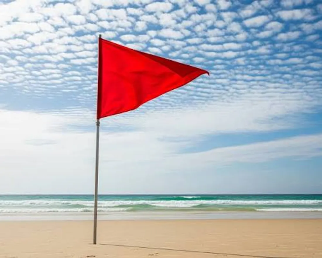 Drapeau rouge plage