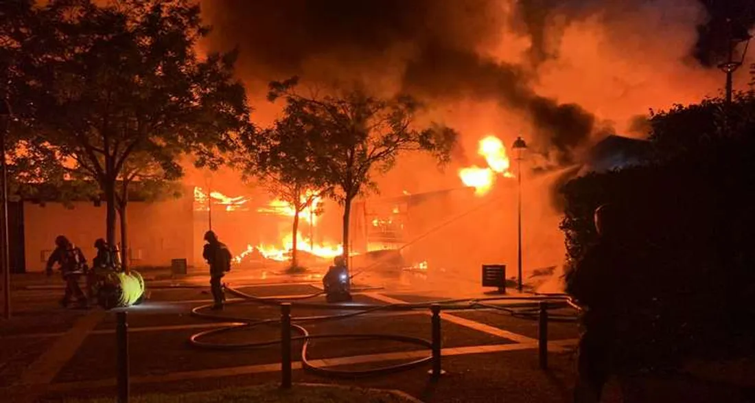 Incendie d'un centre commercial à Evry-Courcouronnes