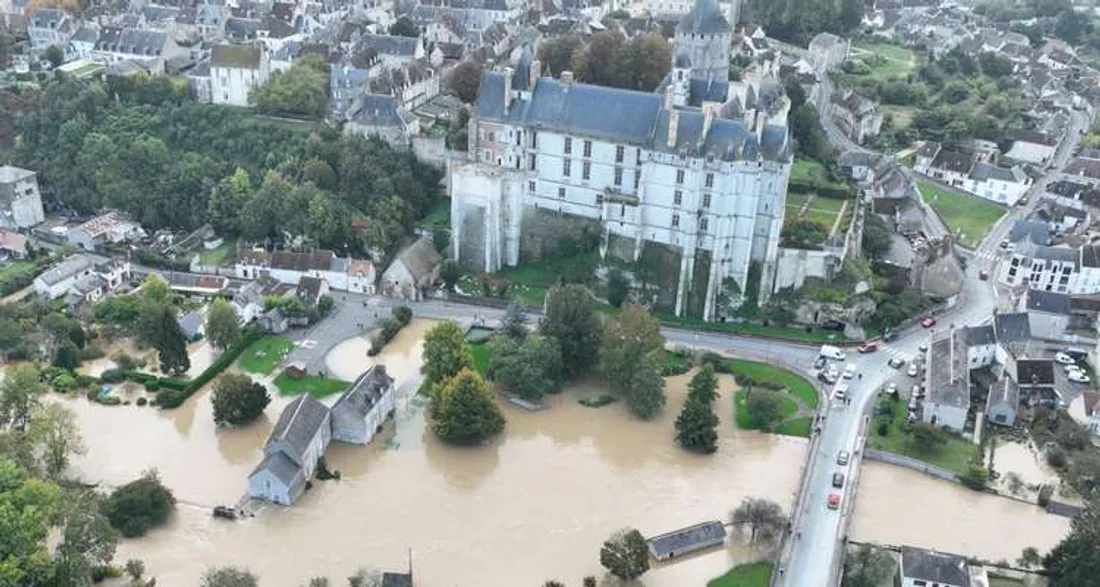 Ville de Châteaudun sous les eaux
