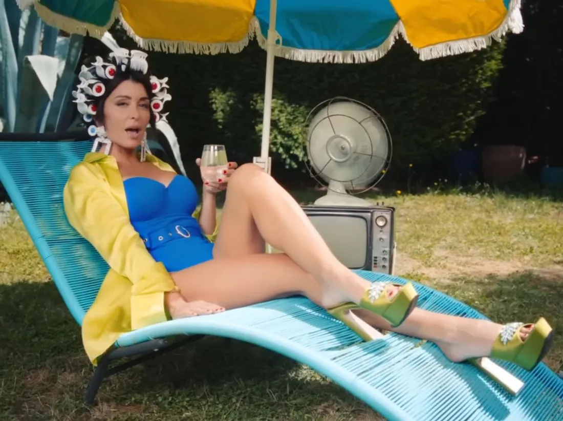 Jenifer sirotant un cocktail, allongée sur un transat