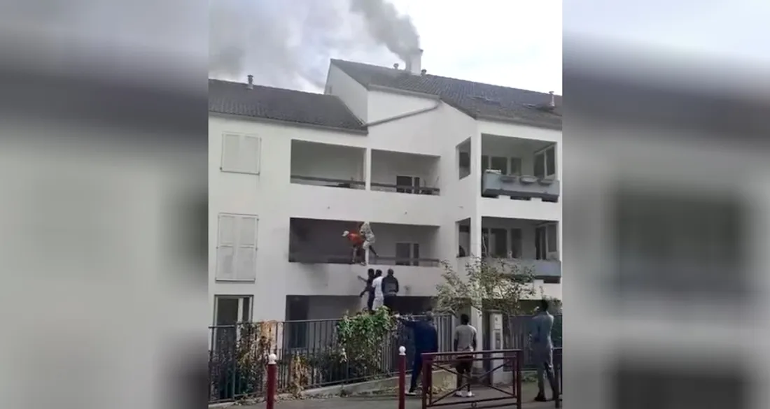 Des jeunes escaladent un immeuble en feu à Beauvais