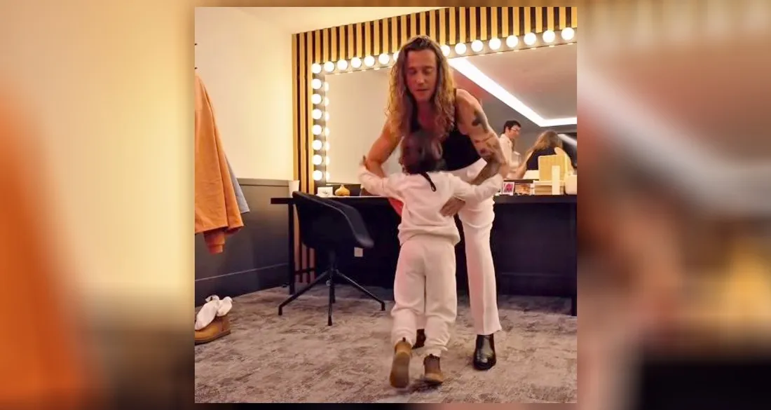 Julien Doré danse avec son fils