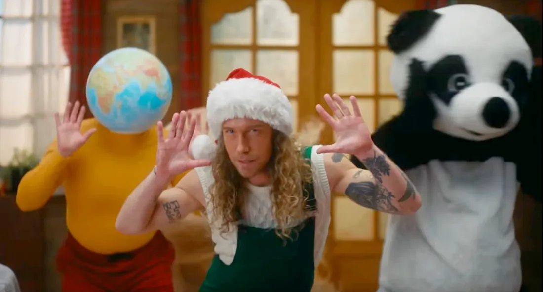 Julien Doré dans le clip de "Les démons de minuit"