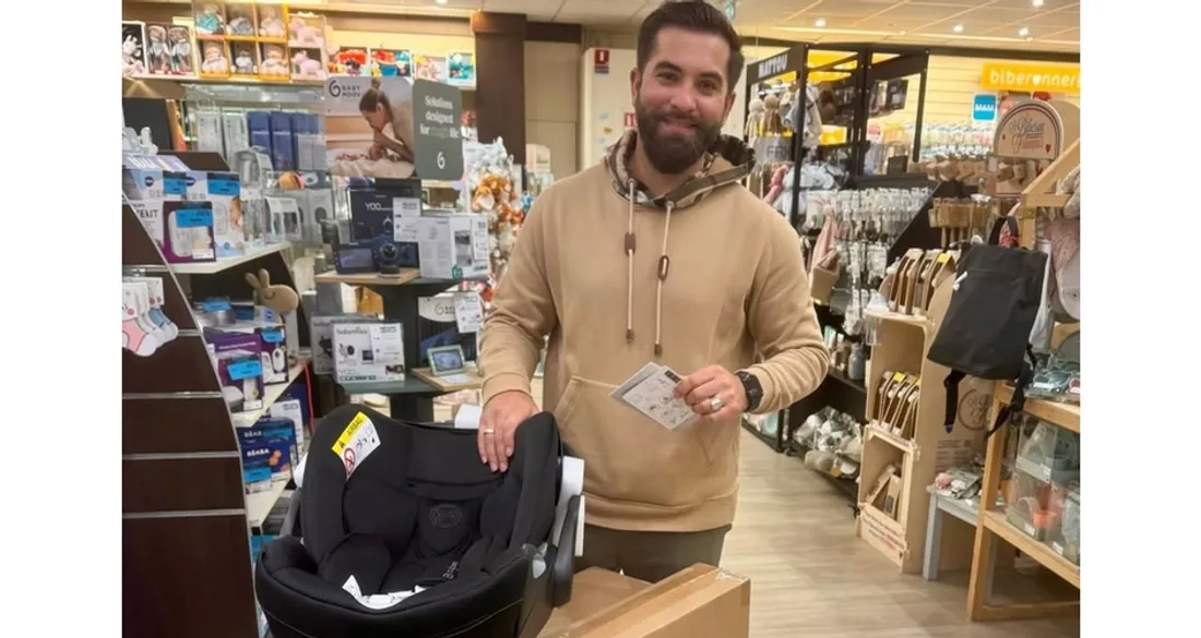 Kendji achète une poussette, une nacelle et un cosi