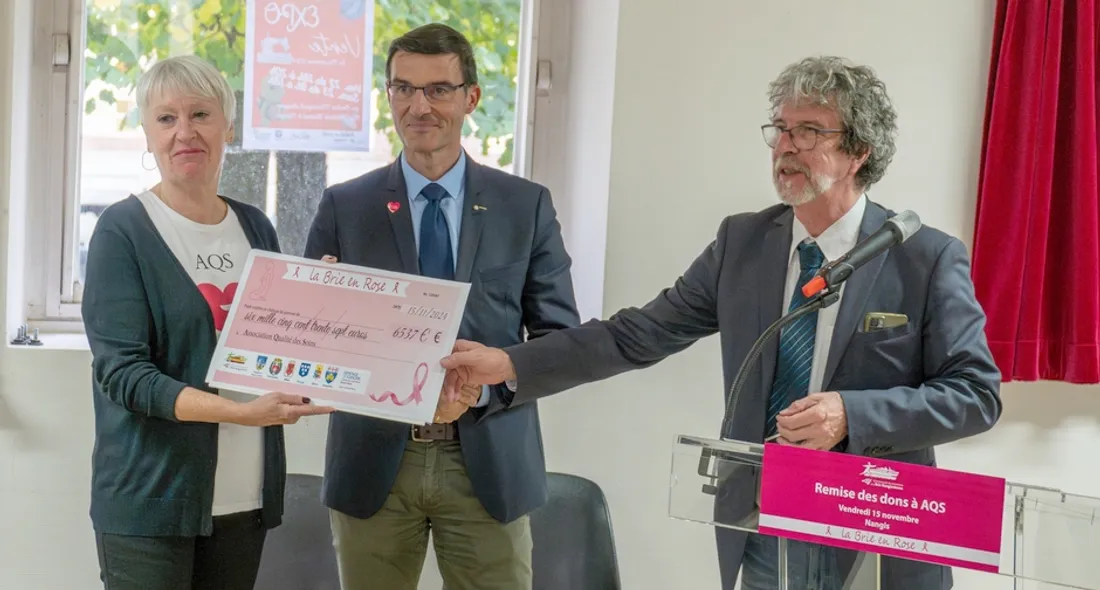 Remise de chèque à l'AQS