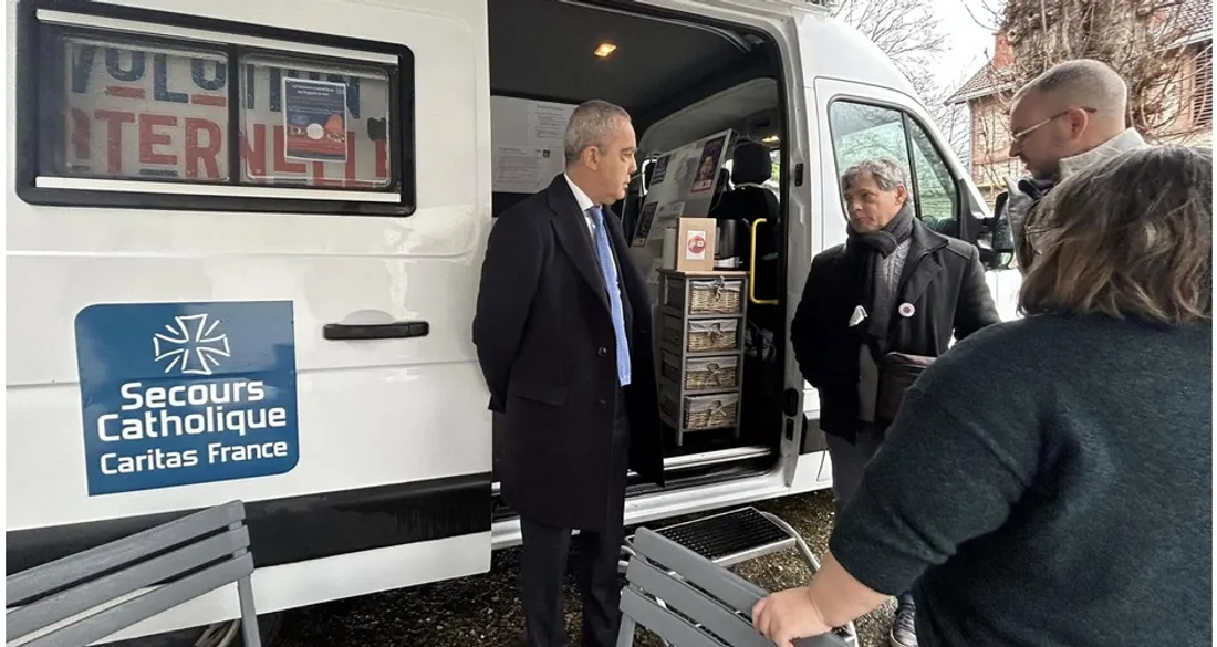 Le préfet d'Eure-et-Loir auprès de bénévoles
