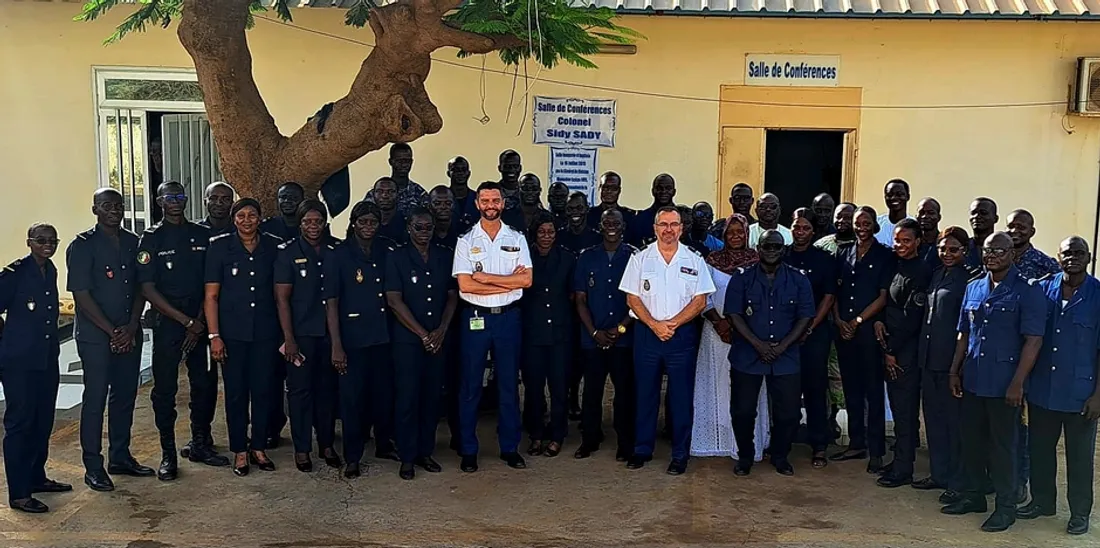 Au milieu à gauche, le lieutenant Muzellec