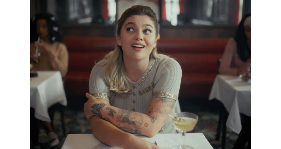 Louane dans le clip de "Chiens"