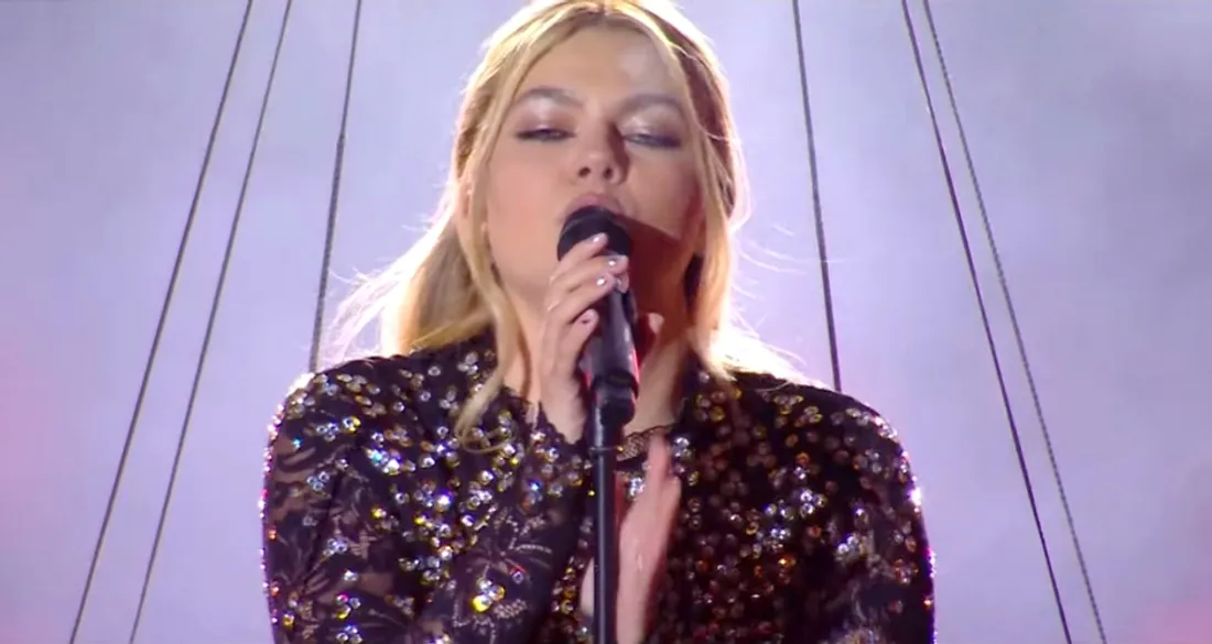 Louane chante "Maman" au Stade de France