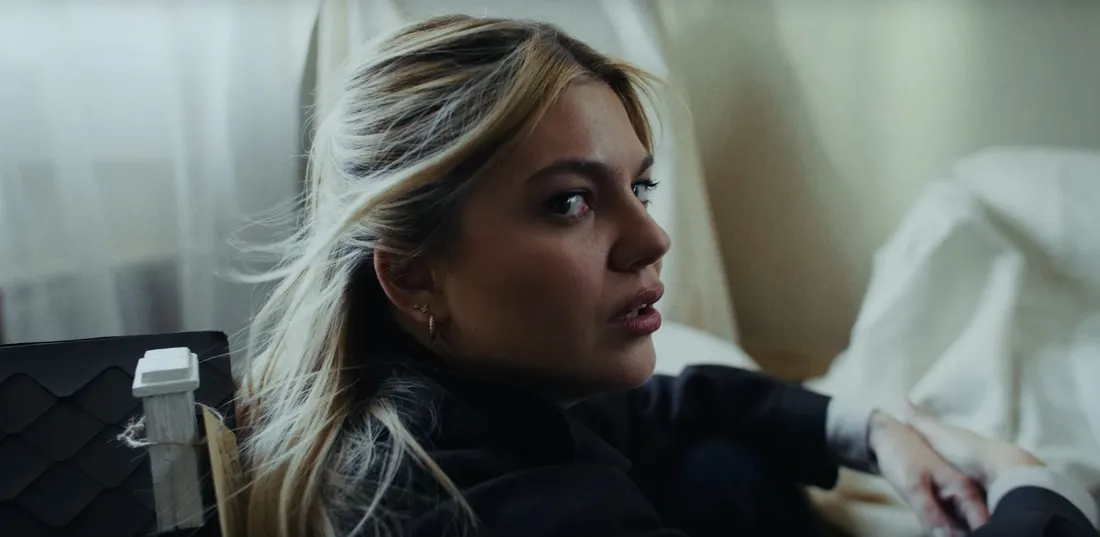 Louane dans le clip de "Maman"