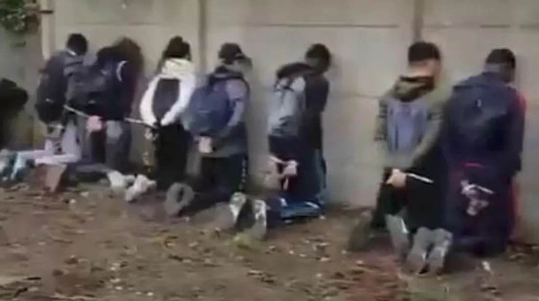 Lycéens agenouillés à Mantes-la-Jolie